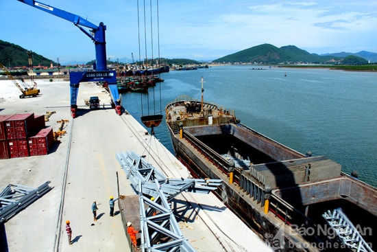  Hoạt động bốc xếp hàng hóa tại Cảng Cửa Lò. Ảnh Nguyên Sơn