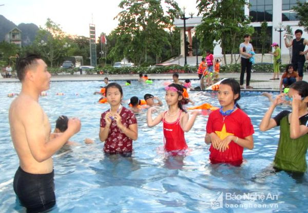 Mùa hè năm nay một số giáo viên môn thể dục ở huyện Con Cuông đã thành lập CLB bơi Mường Thanh - Trà Lân. Tham gia CLB, các em được các huấn luyện viên dạy kỹ thuật bơi cơ bản, phương pháp xử lý một số tình huống nguy hiểm gặp phải trên sông nước. Ảnh: Bá Hậu