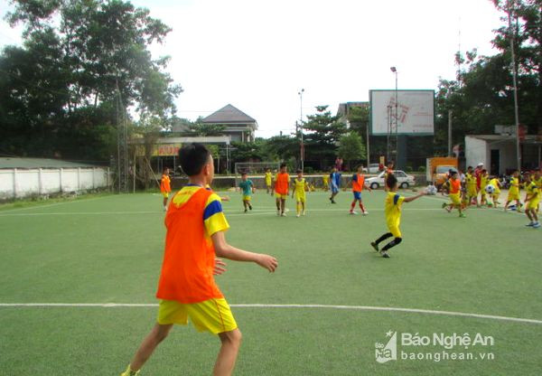 Cùng với bơi lội, hiện nay trên địa bàn huyện Con Cuông đã xây dựng được 2 sân bóng đá mini bằng cỏ nhân tạo giúp tạo ra môi trường vui chơi giải trí hấp dẫn trong kỳ nghỉ hè. Ảnh: Bá Hậu