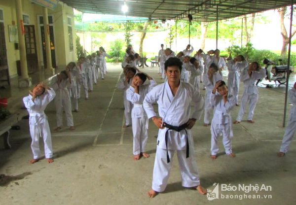Hiện nay trên địa bàn các lớp võ karatedo cũng được duy trì thường xuyên. Đây là cơ hội để trẻ em rèn luyện sự tự tin, mạnh dạn, ính tự lập của mỗi em, giúp các em có thêm kiến thức, kỹ năng giao tiếp trong gia đình và xã hội, được thể hiện sở thích năng khiếu của bản thân. Ảnh: Bá Hậu