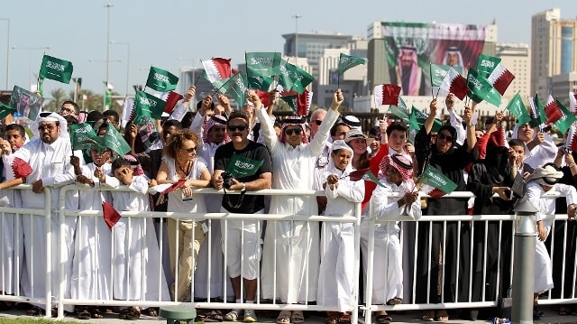 Cư dân Qatar chào đón Quốc vương Saudi Salman trong chuyến thăm tới thủ đô Doha tháng 12/2016. Ảnh: Reuters