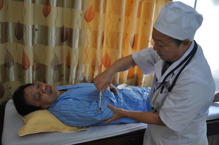 Giáo sư Cao Minh Châu thăm khám cho bệnh nhân. Ảnh: Thanh Thủy
