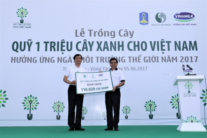 Ông Lê Tuấn Quốc – Phó Chủ tịch UBND Tỉnh Bà Rịa Vũng Tàu đón nhận bảng tượng trưng tặng cây xanh do ông Trần Minh Văn - Giám Đốc Điều Hành Công ty Vinamilk trao tặng.