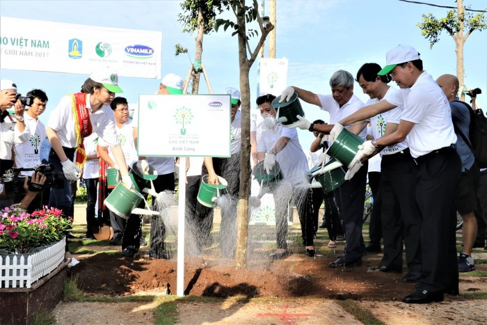 Các đại biểu thực hiện nghi thức trồng cây với ý nghĩa chung tay góp sức nâng cao, cải thiện môi trường sống.