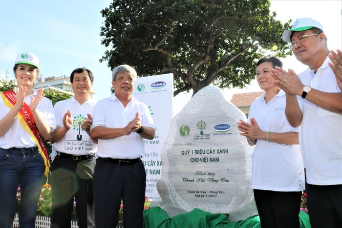 Các đại biểu thực hiện nghi thức ra mắt tấm biển đá lưu niệm tại Nhà truyền thống cách mạng thành phố Vũng Tàu.