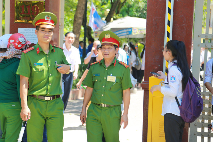 Các lực lượng cảnh sát, an ninh túc trực thường xuyên bảo vệ các điểm thi