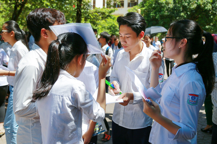 Những giây phút thảo luận về đề thi của các cô cậu học trò. Ảnh: Sách Nguyễn