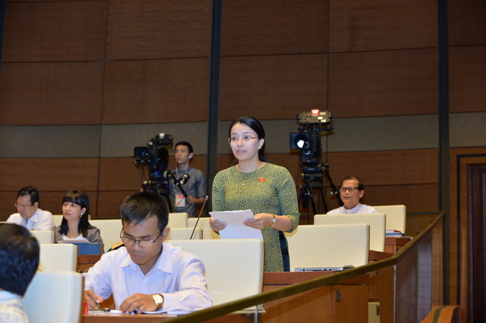 Đại biểu Hoàng Thị Thu Trang phát biểu tại hội trường Quốc hội sáng 7/6. Ảnh: Thanh Loan