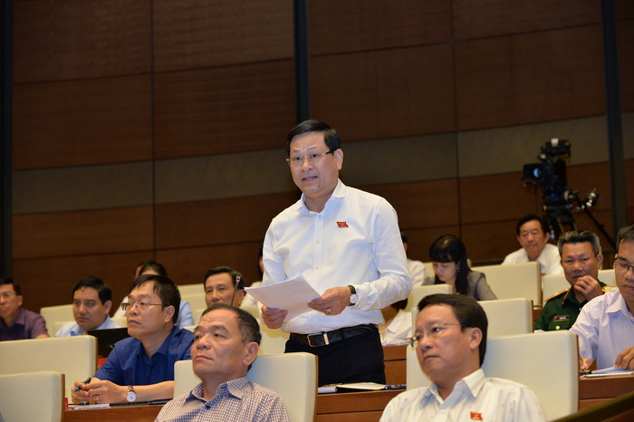 Giám đốc Công an tỉnh Nghệ An, ĐBQH Nguyễn Hữu Cầu phát biểu tại phiên thảo luận hội trường sáng 7/6. Ảnh: Huyền Thương