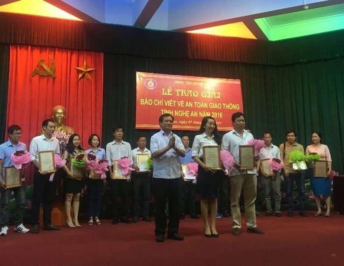 Trao giải Nhất cho các tác giả đạt giải. Ảnh: P.V