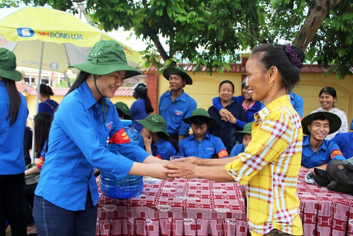 Tiếp nước miễn phí cho phụ huynh và thí sinh. Ảnh: Huy Thư