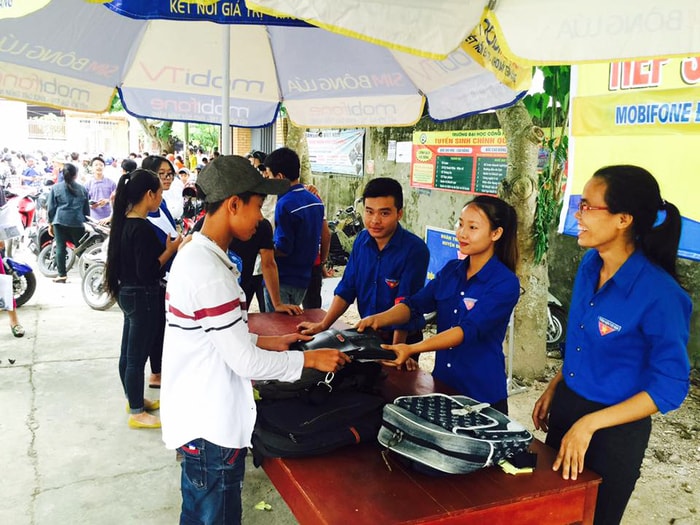 Đồng Nguyễn Thị Lý - Bí thư Đoàn xã Hiến Sơn cho biết: Tại điểm trường THPT Đô Lương 4, mỗi buổi thi có khoảng 25 bạn đoàn viên, thanh niên của đoàn trường và 6 đoàn xã luân phiên nhau làm nhiệm vụ. Ngoài đón các thí sinh và người nhà, cung cấp nước uống, hướng dẫn giao thông, các bạn trẻ còn hỗ trợ thí sinh khi gặp sự cố bất thường… Trong ảnh:  Ảnh: Huy Thư