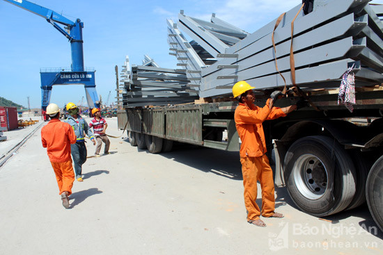 Công nhân bốc xếp hàng hóa tại cảng Cửa Lò. Ảnh Nguyên Sơn