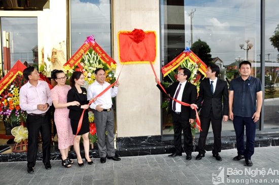 Lãnh đạo Sở Du lịch, Tập đoàn Mường Thanh, Thị xã Hoàng Mai, Báo Nghệ An chính thức. Ảnh: Thanh Thủy