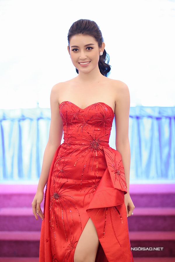 huyen-my-nguc-day-tre-nai-than-thiet-voi-hari-won-trong-su-kien
