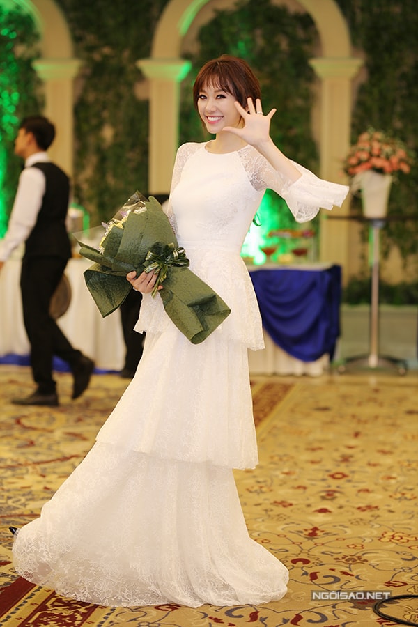 huyen-my-nguc-day-tre-nai-than-thiet-voi-hari-won-trong-su-kien-2