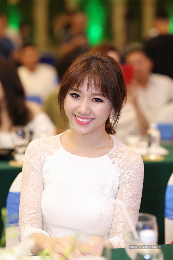 huyen-my-nguc-day-tre-nai-than-thiet-voi-hari-won-trong-su-kien-3