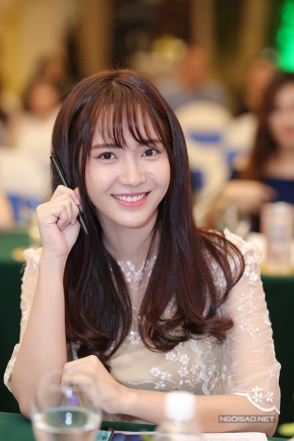 huyen-my-nguc-day-tre-nai-than-thiet-voi-hari-won-trong-su-kien-8
