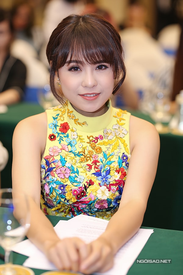 huyen-my-nguc-day-tre-nai-than-thiet-voi-hari-won-trong-su-kien-7