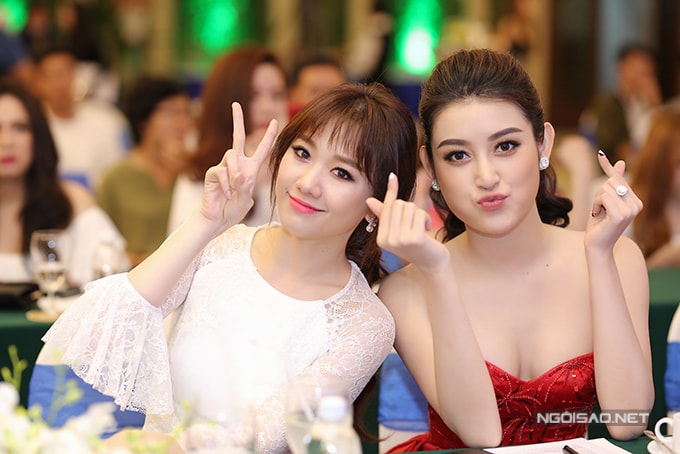 huyen-my-nguc-day-tre-nai-than-thiet-voi-hari-won-trong-su-kien-4