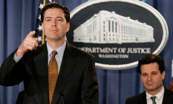 Christopher Wray từng làm trợ lý bộ trưởng Tư pháp Mỹ, đứng sau cựu Giám đốc FBI James Comey trong một cuộc họp báo năm 2004. Ảnh: Guardian