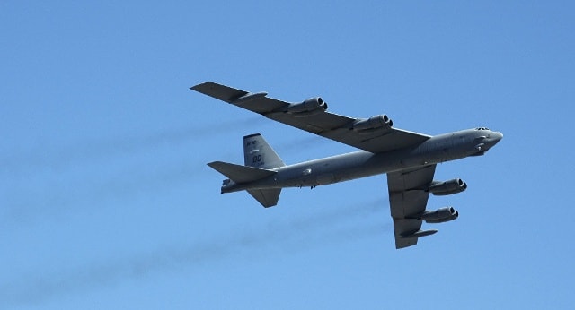 máy bay ném bom B-52 của NATO.