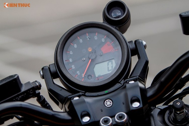 Bảng đồng hồ của VMax đơn giản với đồng hồ báo tua dạng kim kèm báo tốc điện tử. Phía trên được bố trí thêm một đèn báo chuyển số khi vòng tua máy lên cao. Thiết kế này chịu ảnh hưởng từ những mẫu xe đua drag, khi người lái chỉ cần tập trung chuyển số sao cho chiếc xe đạt gia tốc lớn nhất.