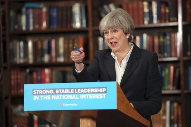 Thủ tướng Anh Theresa May sẽ đi bỏ phiếu vào ngày hôm nay. Ảnh: AP