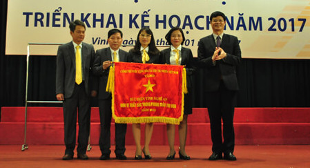 Bưu điện Nghệ An được nhận Cờ thi đua xuất sắc của Chính phủ năm 2016. Ảnh tư liệu
