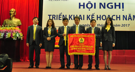 Bưu điện tỉnh Nghệ An nhận Cờ thi đua xuất sắc năm 2016 của Tổng Liên đoàn Lao động Việt Nam. Ảnh tư liệu