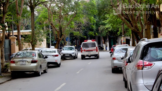 Thành phố Vinh chưa có bãi đỗ xe, nên toàn bộ ô tô dừng đỗ dưới lòng đường, nhiều tuyến đường vì vậy bị thu hẹp. Ảnh Nguyên Sơn