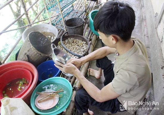 Lương Văn Mậu tranh thủ làm việc nhà giúp bà ngoại. Ảnh: Đình Tuân