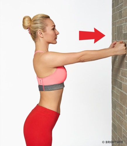 Đứng cách xa bức tường nửa mét, đưa tay ra trước mặt, khum thành nắm đấm và bắt đầu ấn vào tường. Bạn sẽ cảm thấy cơ ngực của bạn đang hoạt động. Làm như vậy khoảng 20 giây, sau đó nghỉ trong 10 giây và lặp lại 3 lần.