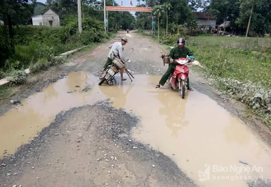 Đường Thanh Chương xuống cấp. Ảnh: Trần Đình Hà