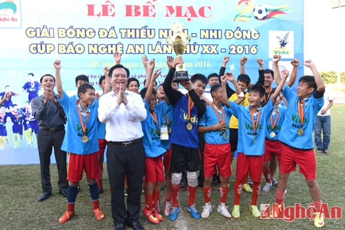 Thiếu niên Quỳnh Lưu lên ngôi vô địch mùa giải 2016.