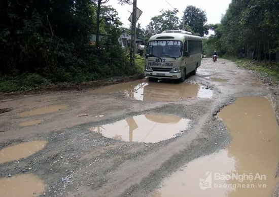 Đường Thanh Chương xuống cấp. Ảnh: Trần Đình Hà