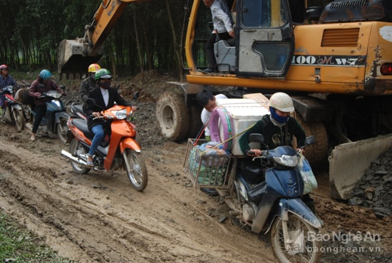 Đường Thanh Chương xuống cấp. Ảnh: Trần Đình Hà