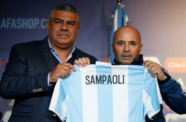 Sampaoli (Phải) trong ngày ra mắt trên cương vị HLV trưởng ĐT Argentina.  Ảnh: Internet.