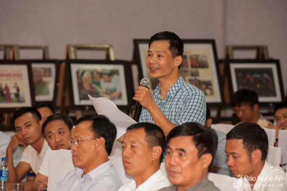 Nhà báo Hoàng Hảo (Báo đầu tư) phát biểu tại buổi họp báo.