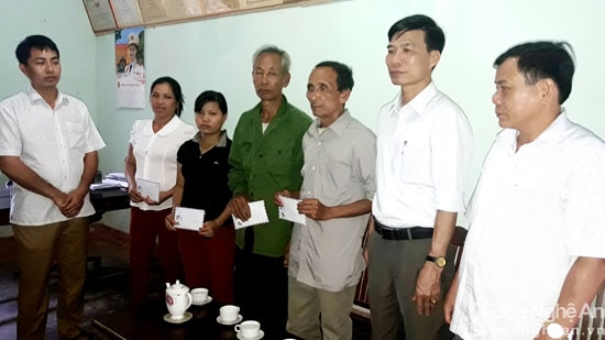 Trao tiền hỗ trợ cho 4 hộ dân bị ảnh hưởng do lốc xoáy ở xã Châu Hồng