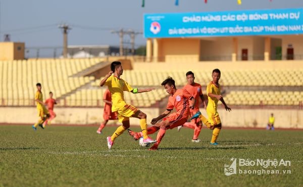 U17 SLNA bị U17 SHB Đà Nẵng cầm chân ở trận đấu chiều nay và chỉ có được 7 điểm qua 4 trận hoà, 1 trận thua và một chiến thắng duy nhất tại vòng loại. Ảnh: Trung Kiên