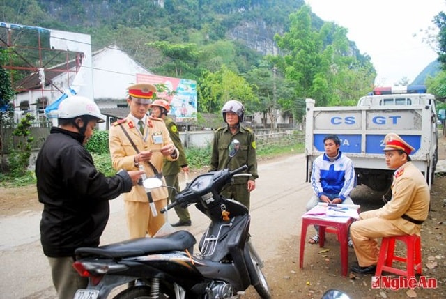 Cảnh sát giao thông kiểm tra việc chấp hành luật pháp về an toàn giao thông.. Ảnh tư liệu