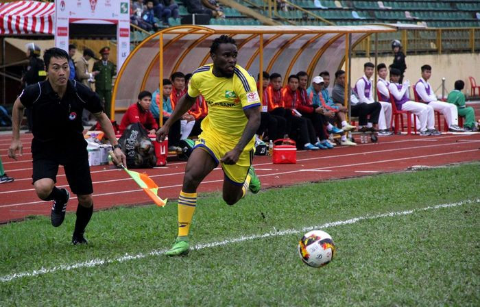 Chân sút Henry có được 6 bàn thắng cho SLNA từ khi V.League 2017 mới chỉ diễn ra được 7 vòng đấu - Ảnh: Q.T