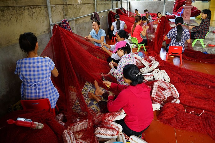 Tại các làng ven biển thì công việc vá lưới do những người phụ nữ đảm nhiệm vì họ có đôi bàn tay khéo léo và tính nhẫn nại. Ở Quỳnh Lưu có nhiều đội tàu đánh cá lớn nên khối lượng lưới cần sửa chữa sau mỗi chuyến đi biển là rất lớn. Vì vậy công việc này thu hút một lượng lao động khá lớn, từ người lớn tuổi đến các cháu học sinh tham gia thành các tổ hợp và nó cũng trở thành một nghề đặc trưng cho các làng biển Quỳnh Lưu. Ảnh: Hồ Đình Chiến