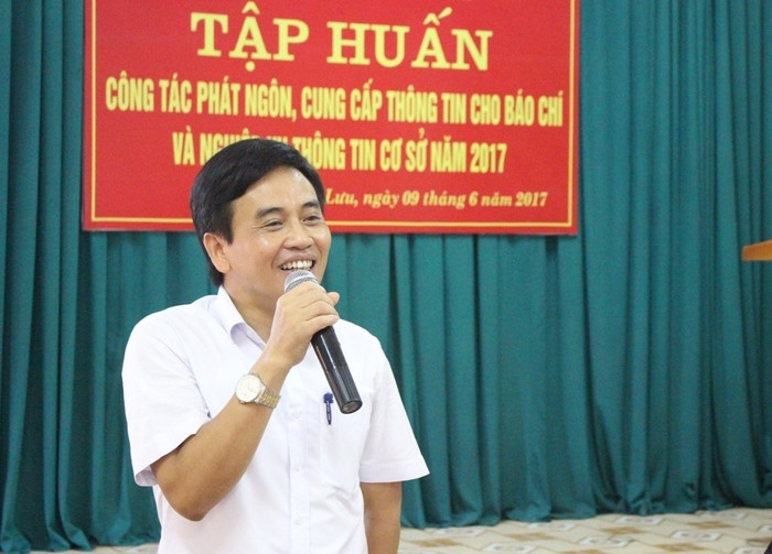 Ông Nguyễn Bá Hảo – Phó giám đốc Sở thông tin và truyền thông tỉnh hướng dẫn một số vấn đề về phát ngôn và cung cấp thông tin cho báo chí. Ảnh: Thanh Toàn