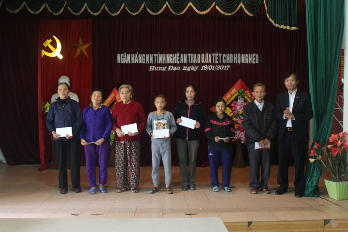 Agribank Nghệ An trao quà Tết cho hộ nghèo.
