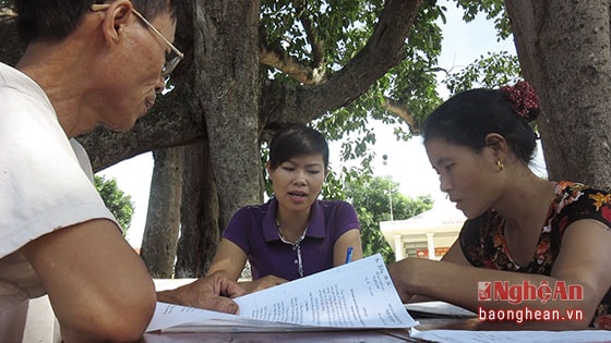 Bí thư chi bộ kiêm xóm trưởng xóm Hòa Phú, xã Hiến Sơn, Đô Lương trao đổi với dân. Ảnh tư liệu