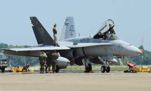 Chiếc F-18 hạ cánh khẩn sau khi có cảnh báo lỗi động cơ. Ảnh: Japan Times.