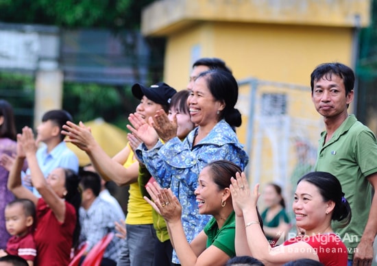 Cổ động viên TN Thái Hòa vùi mừng với chiến thắng của đội nhà trước kình địch. Ảnh: Thành Cường