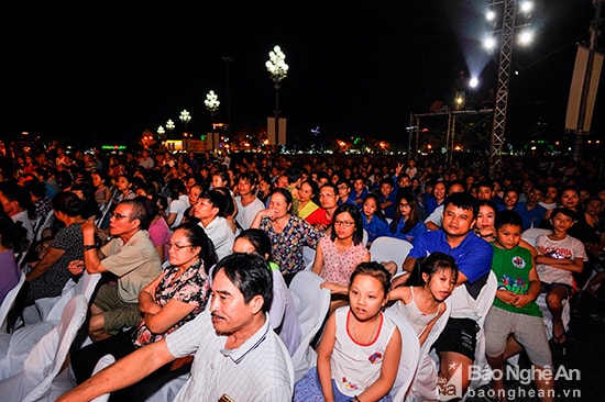 Hàng nghìn người dân Tp Vinh đến xem chương trình nghệ thuật. Ảnh: Thành Cường